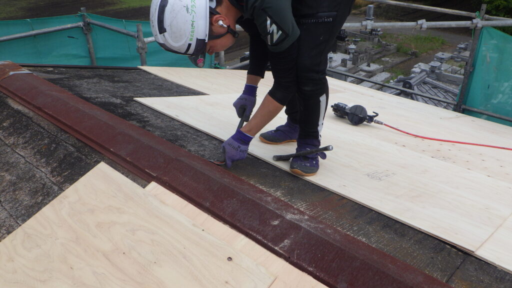 野地板の貼り付け中です