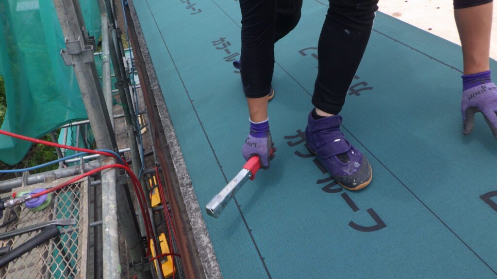 ルーフィングの貼り付け中です