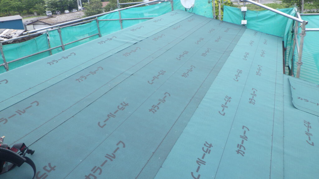 ルーフィングの貼り付け終了です