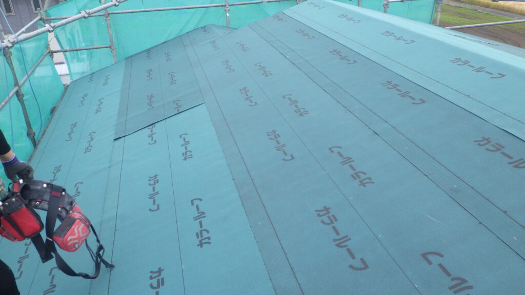 ルーフィングの貼り付け終了です