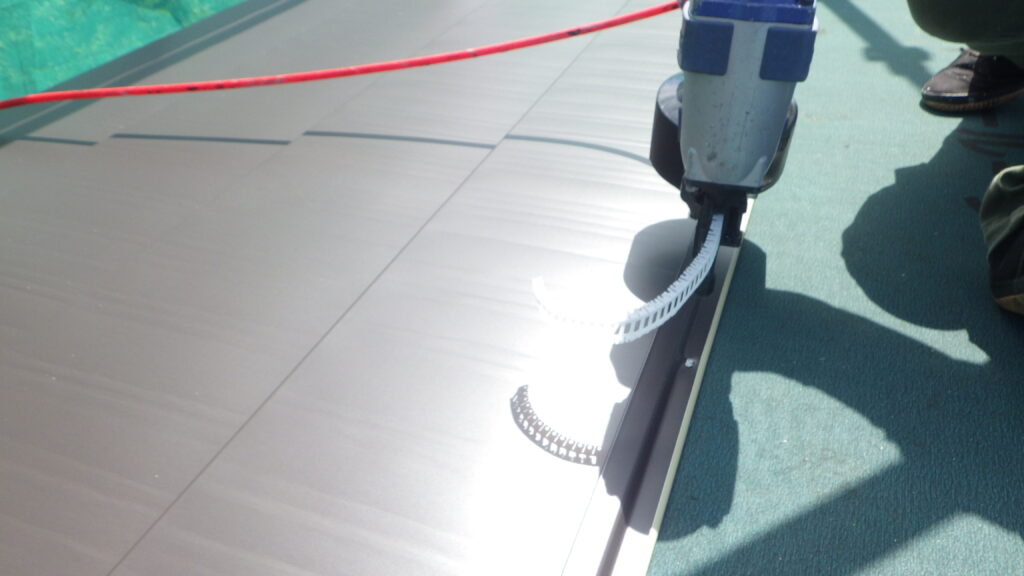 横暖ルーフの貼り付け中です