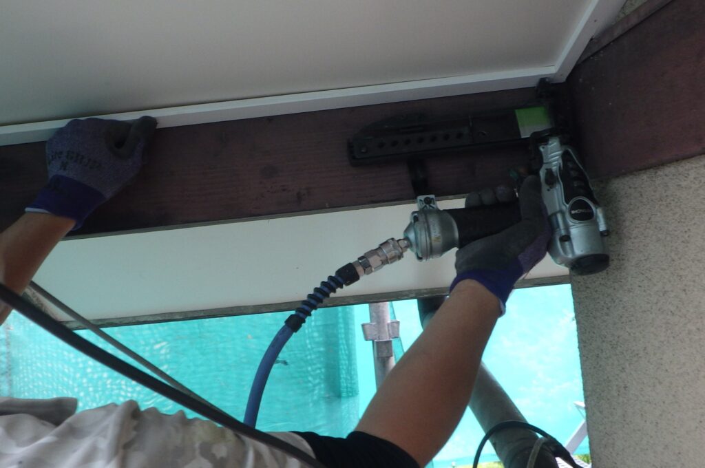 周り縁の取り付け中です