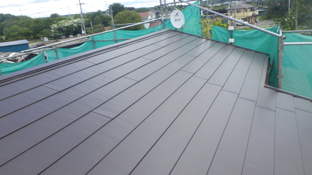 南面の屋根カバー工事の完工です