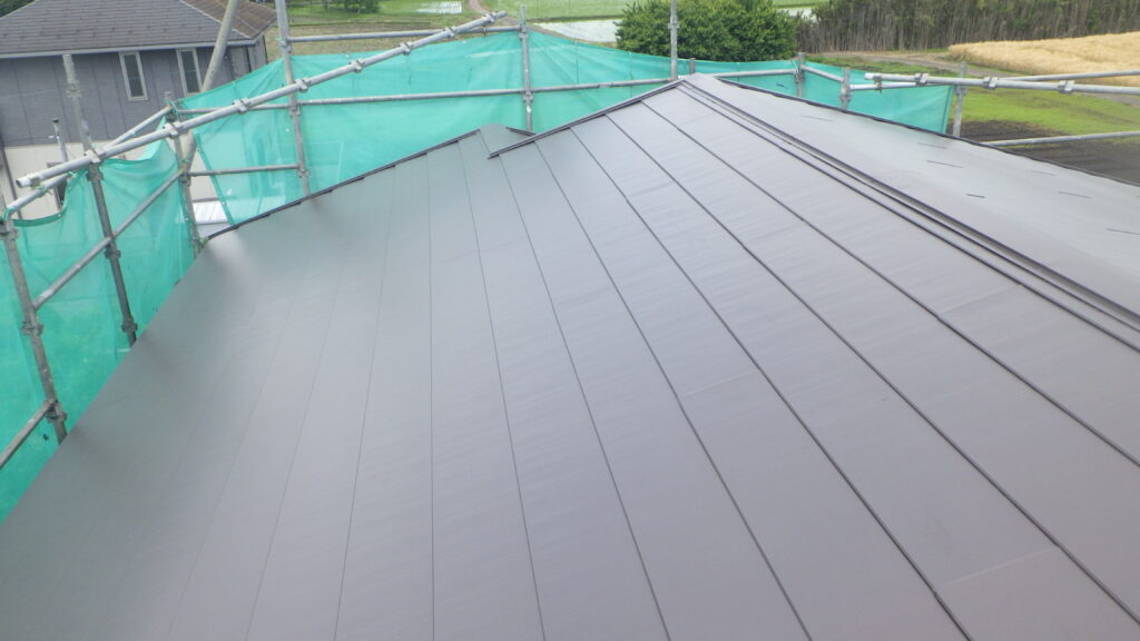 北面の屋根カバー工事の完工です