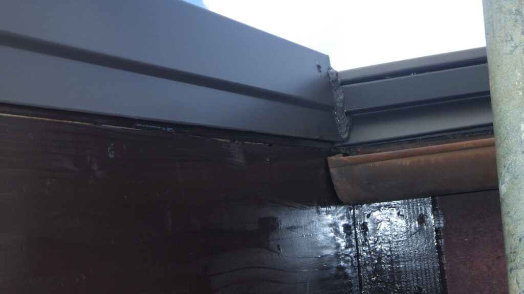 板金同士の取り合いシーリング終了です