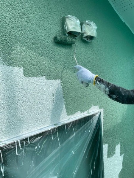 外壁の中塗り塗装中です