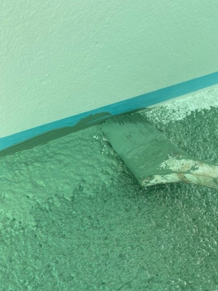 軒天取り合いの刷毛塗装中です