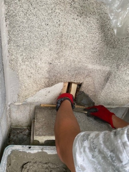 基礎にモルタルを打設中です