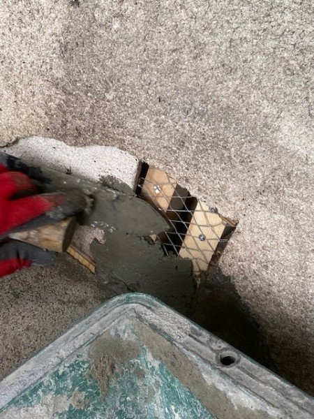 ラス網を貼りモルタル打設中です