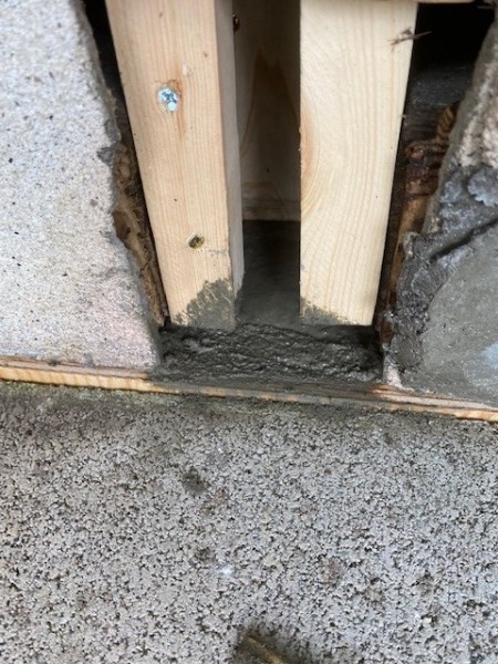 基礎にモルタルを打設終了です