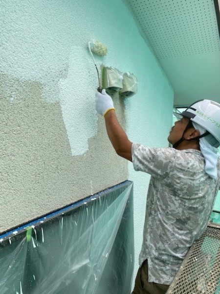 外壁面の下塗り塗装中です