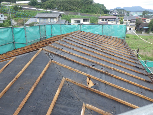 既存屋根の下地状況を確認し、ルーフィング面を整える
