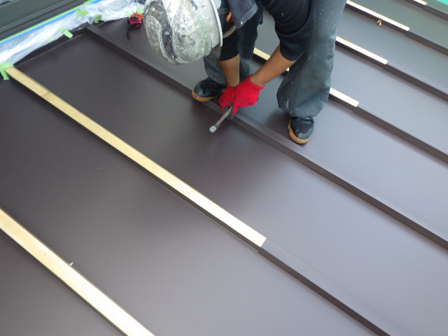 瓦棒屋根材の固定と納まり調整