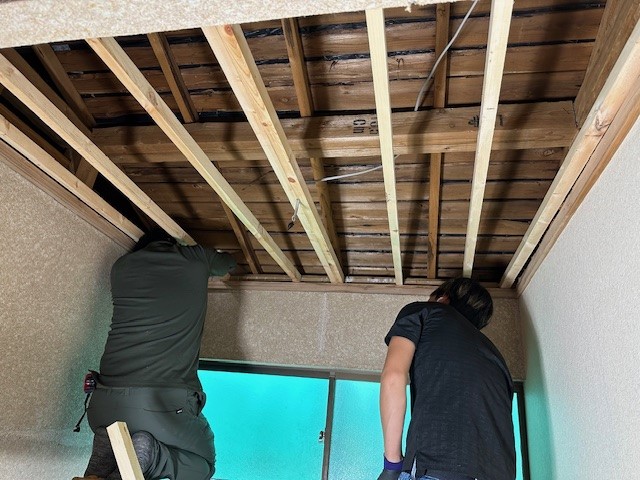 天井解体後の下地確認と補修準備