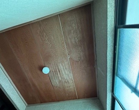 室内天井の雨染みを確認