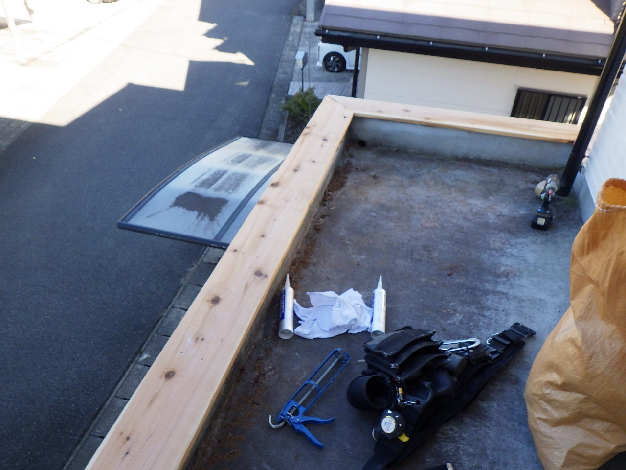 新しい笠木下地の設置