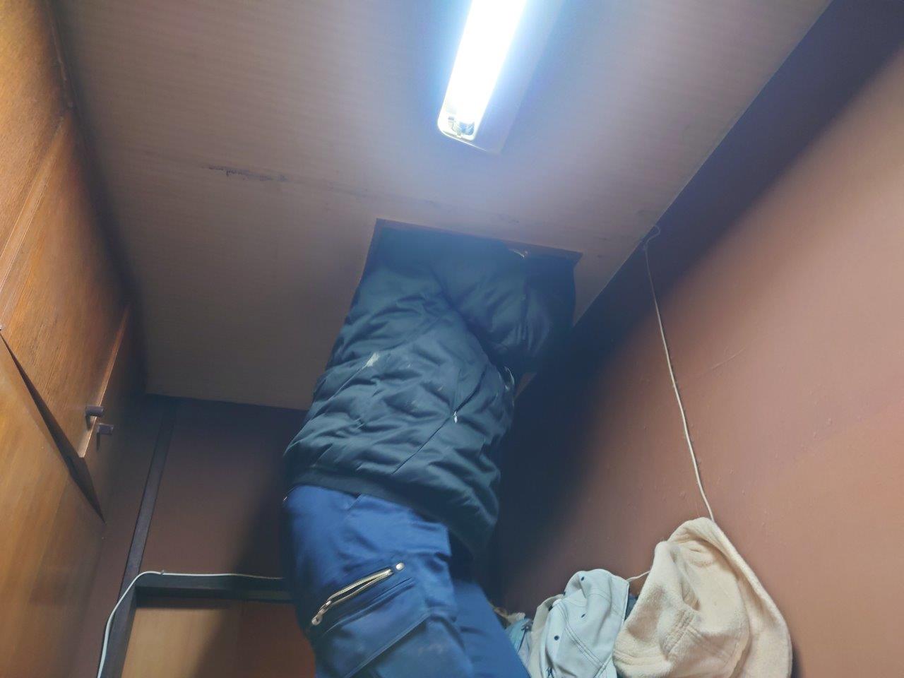 玄関上の天井より雨漏れ