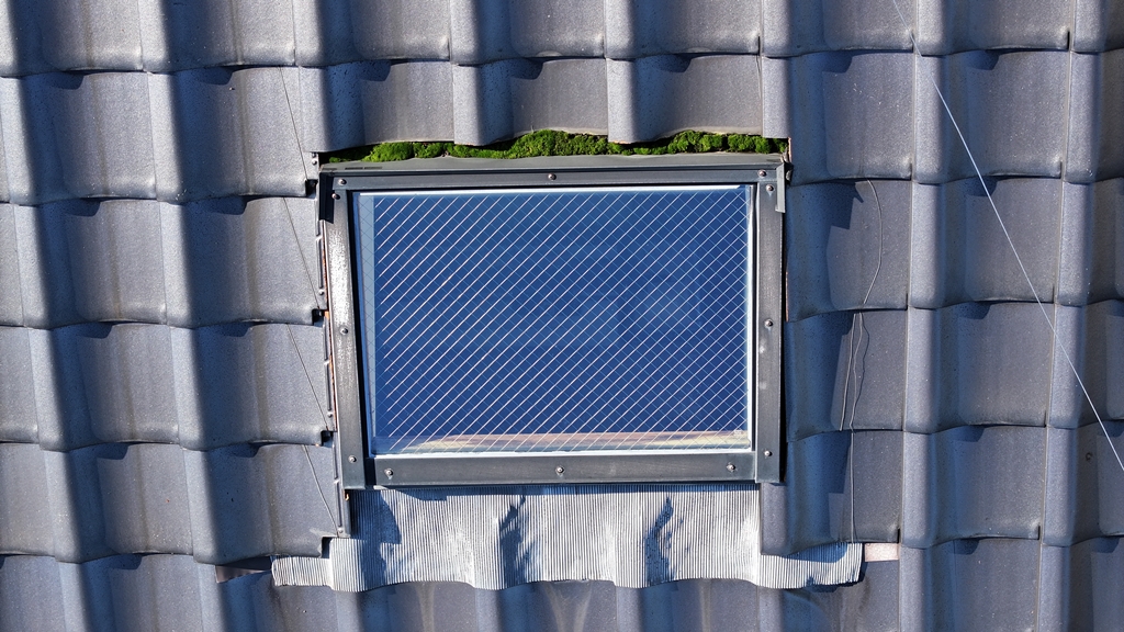 天窓から雨漏れ　現地調査