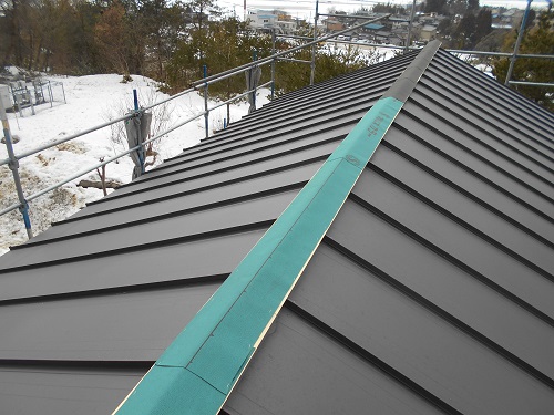 屋根葺き替え　新潟　棟　雪　田上