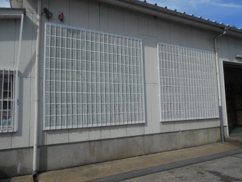 倉庫　メッシュ格子　塗装