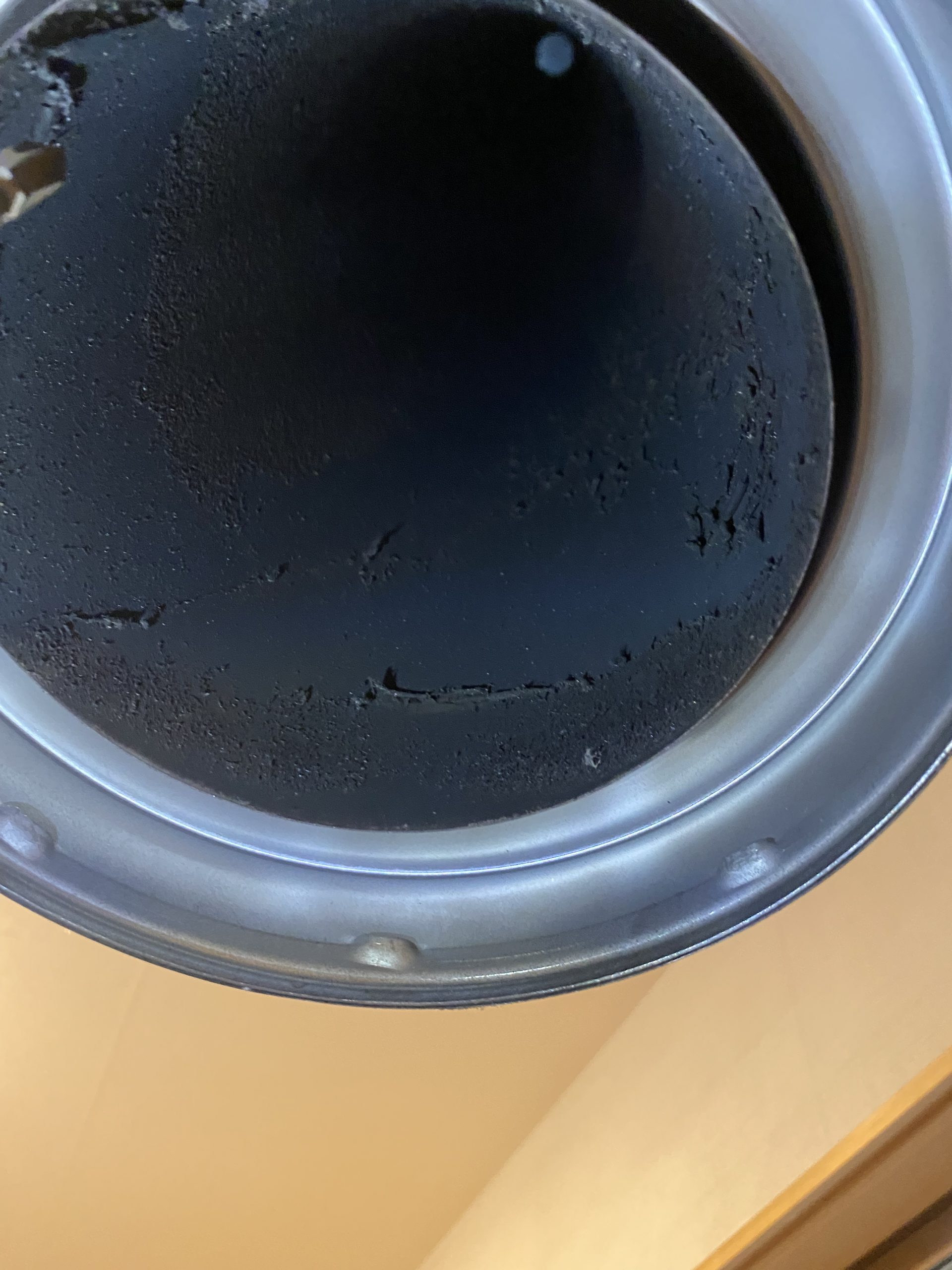 煙突内部に付着した厚い煤