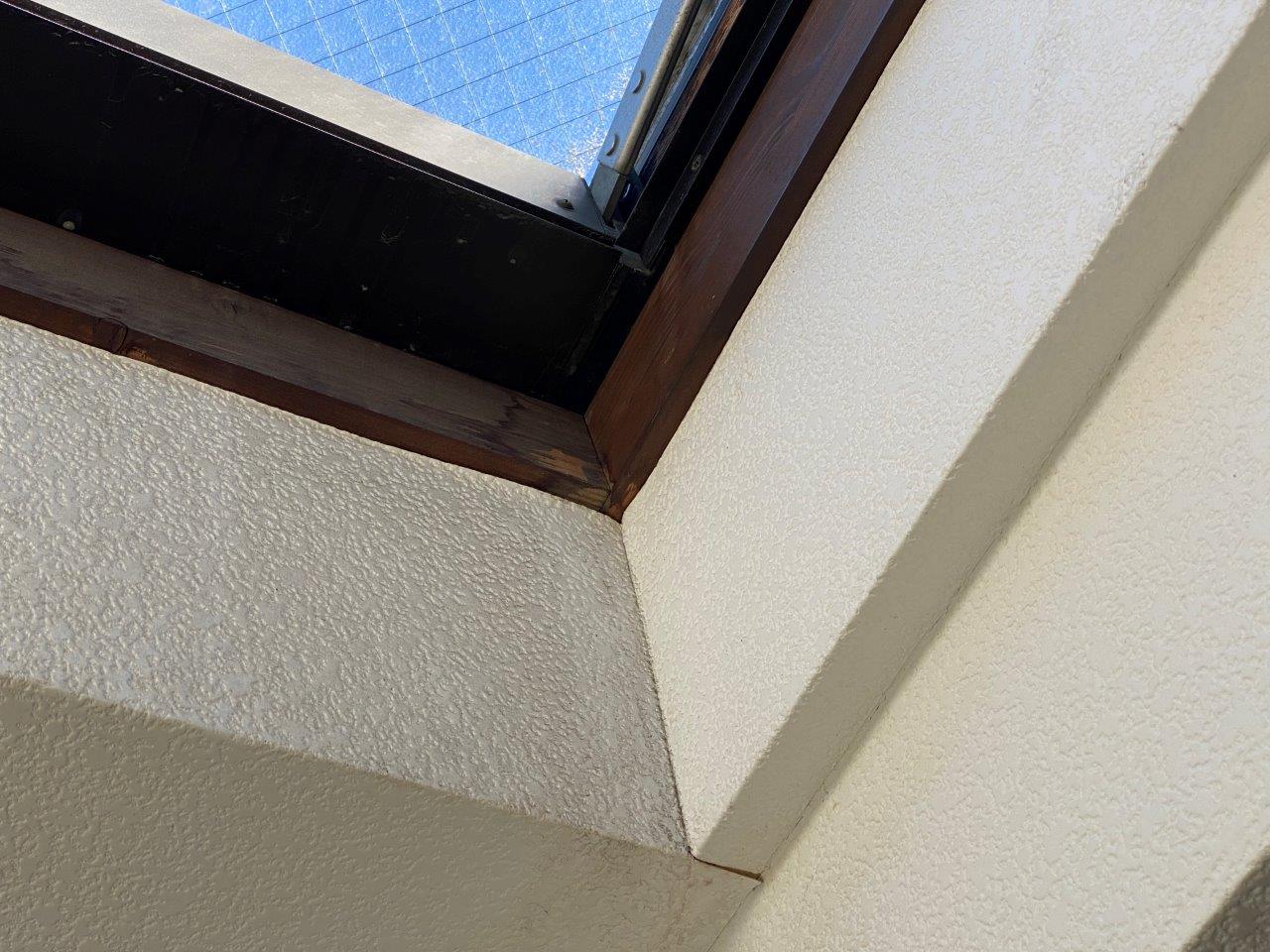 天窓より雨漏れ