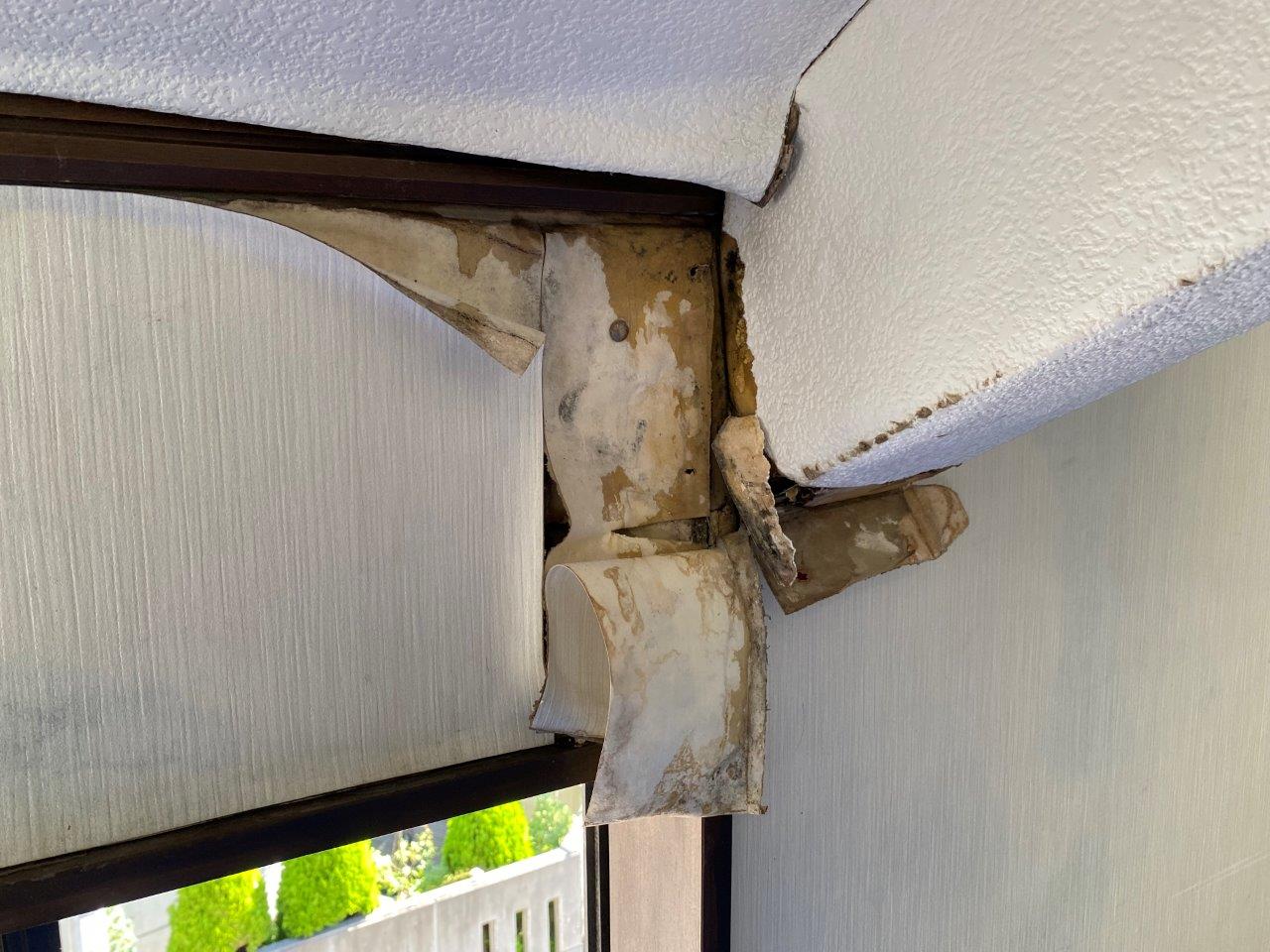 天窓より雨漏れ