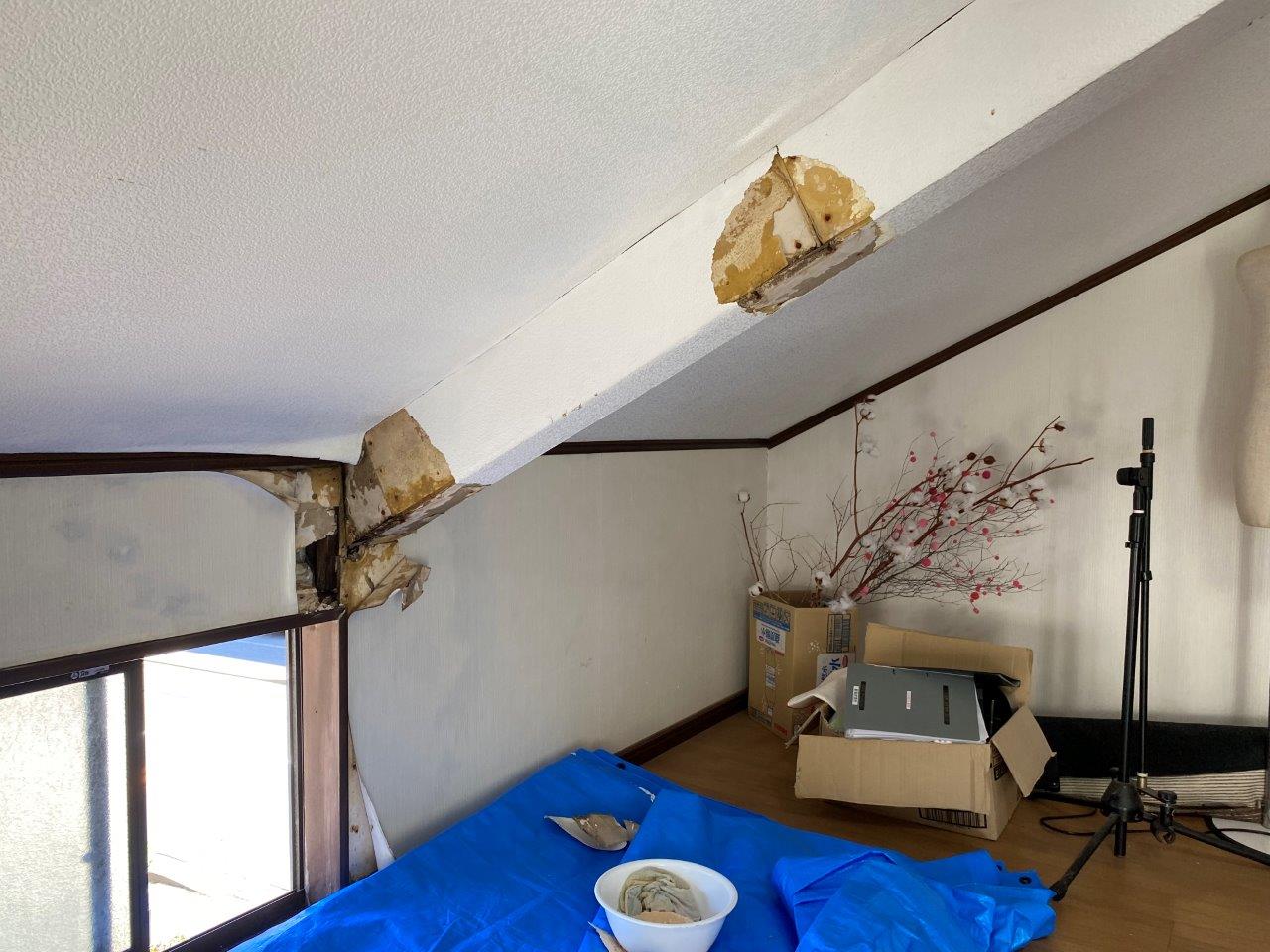 天窓より雨漏れ