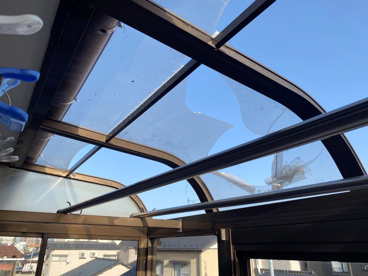 サンルームポリカ屋根破損