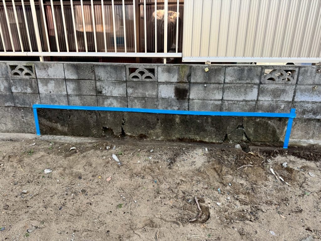 補修範囲を示すテープ