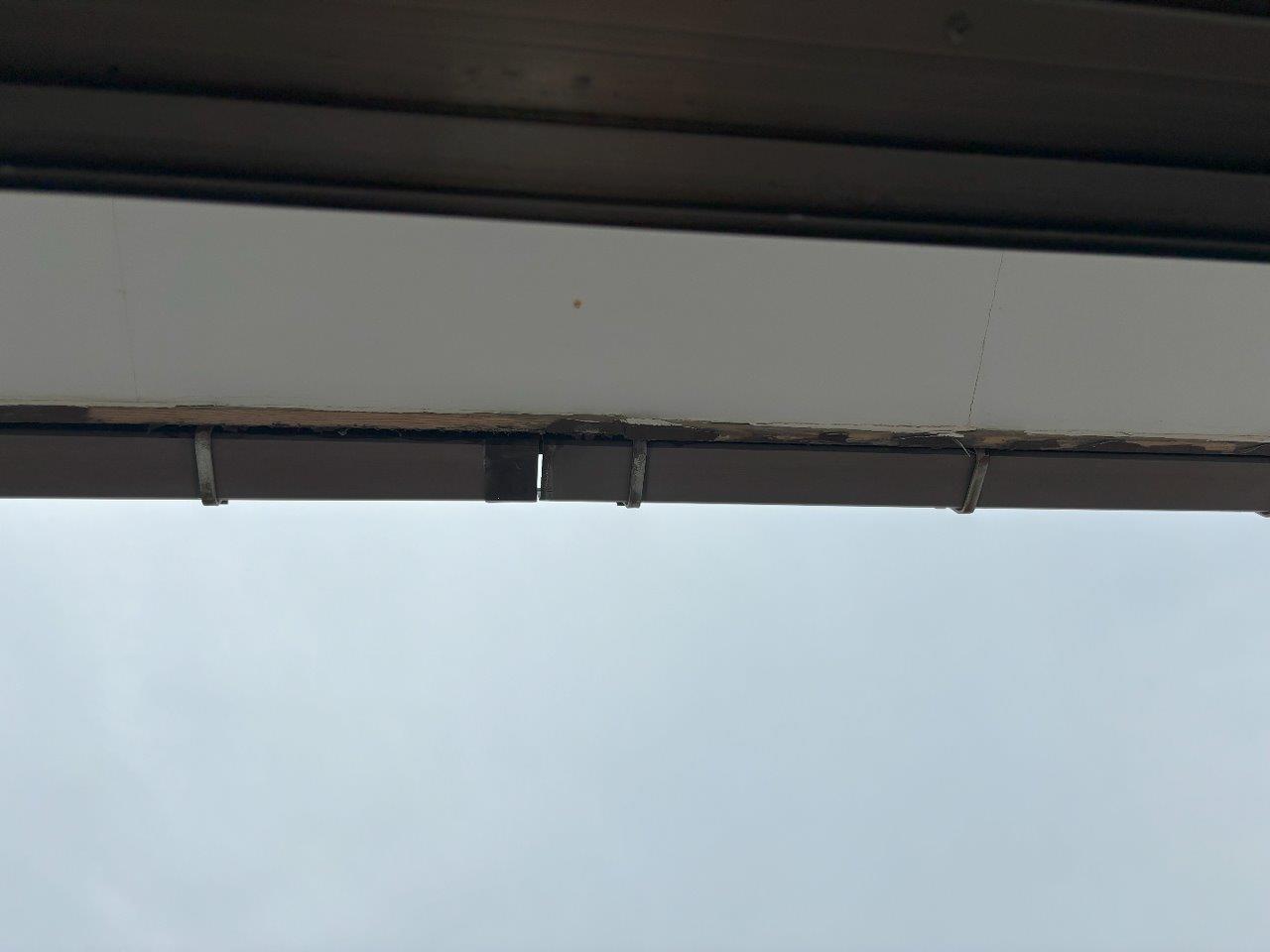 軒樋から水漏れ　現地調査