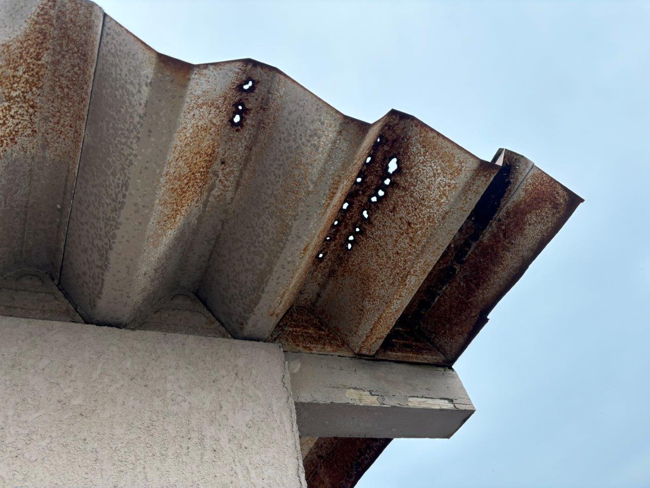 折半屋根の腐食　現地調査