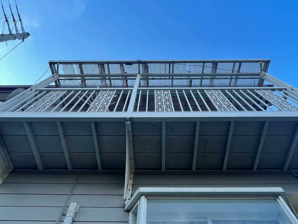 バルコニー波板の割れ