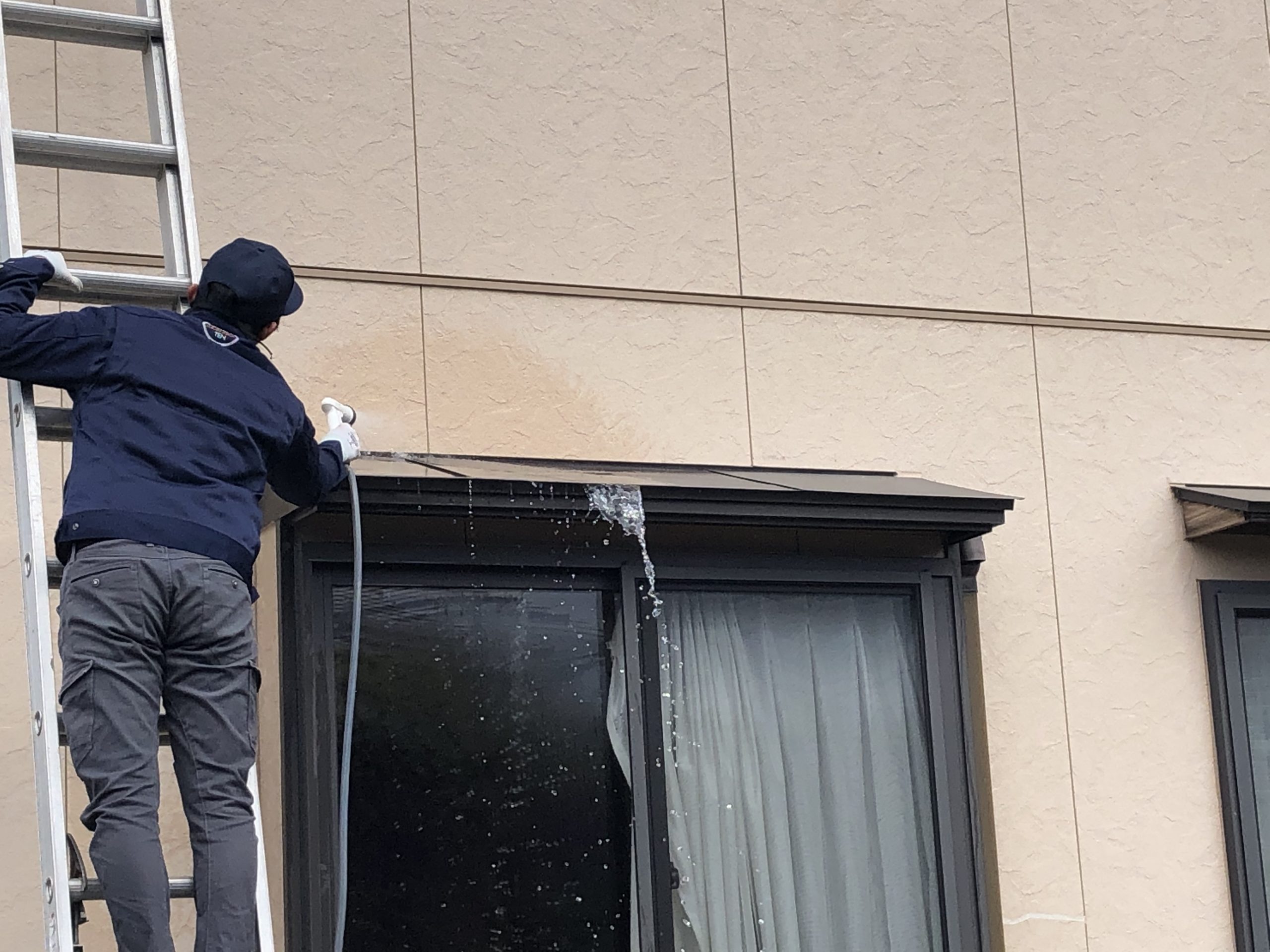 リビング出窓より雨漏れ