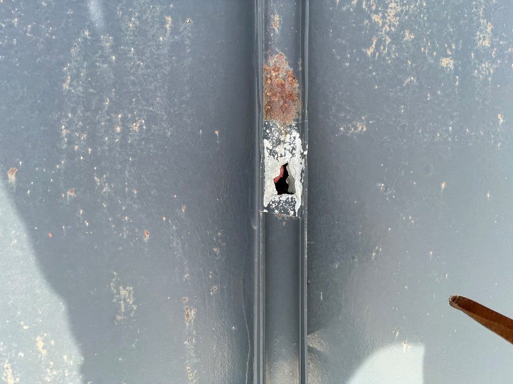 店舗の天井より雨漏れ