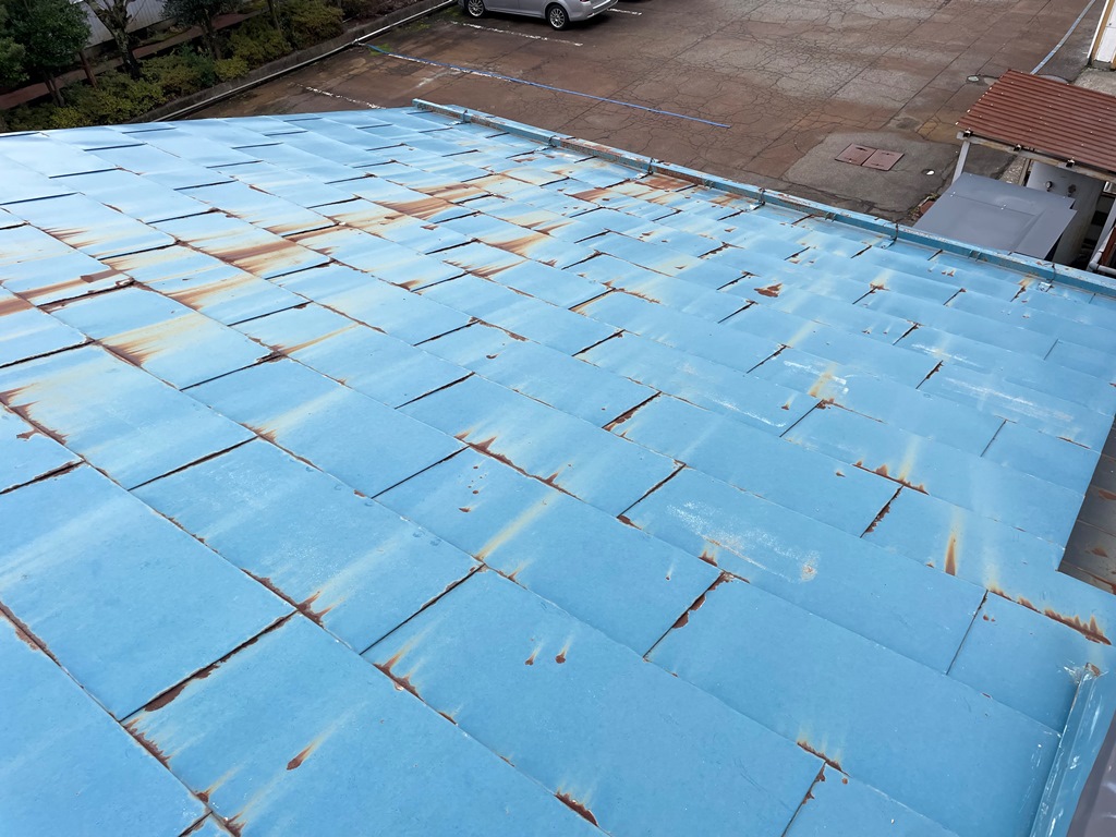 工場の屋根から雨漏れ