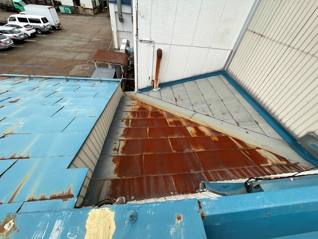 工場の屋根から雨漏れ