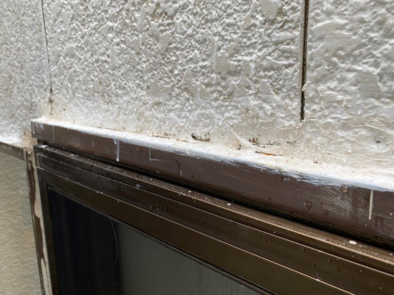 窓上から雨漏れ、コーキング除去