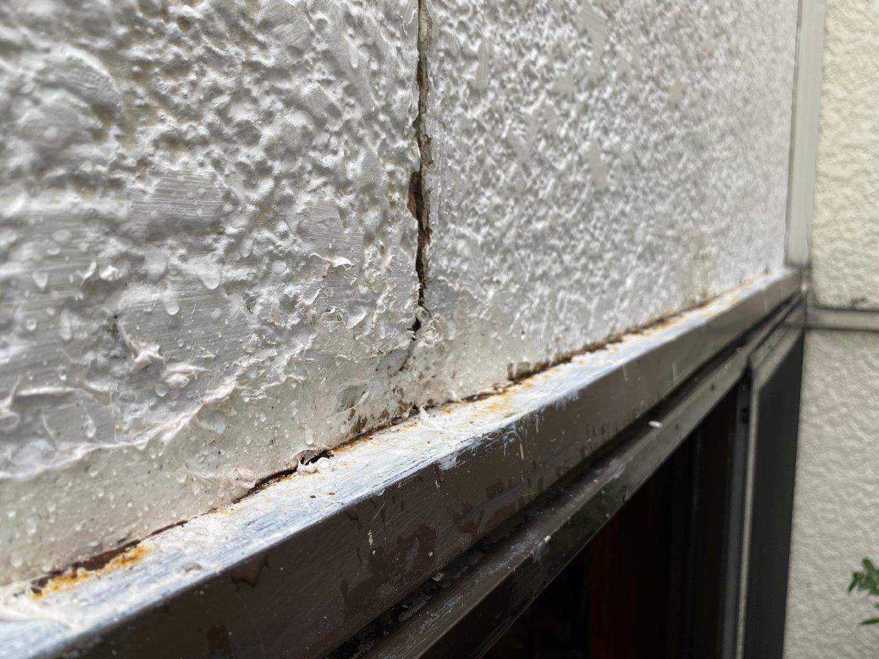 窓上から雨漏れ、コーキング除去