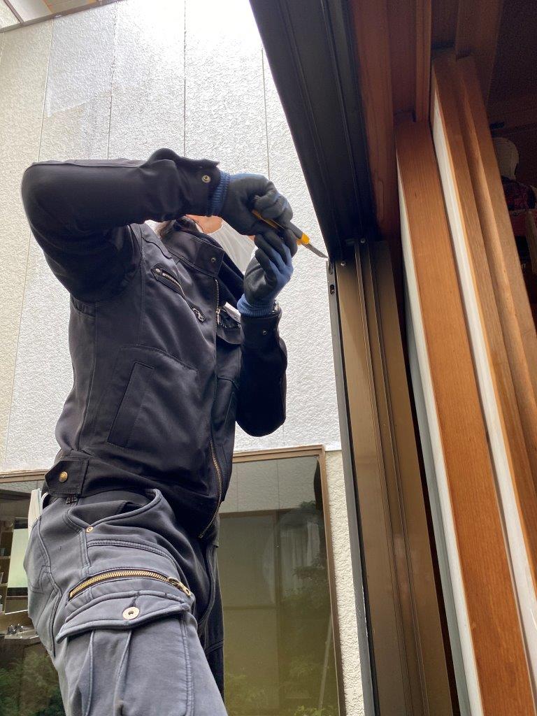 窓上から雨漏れ、コーキング除去