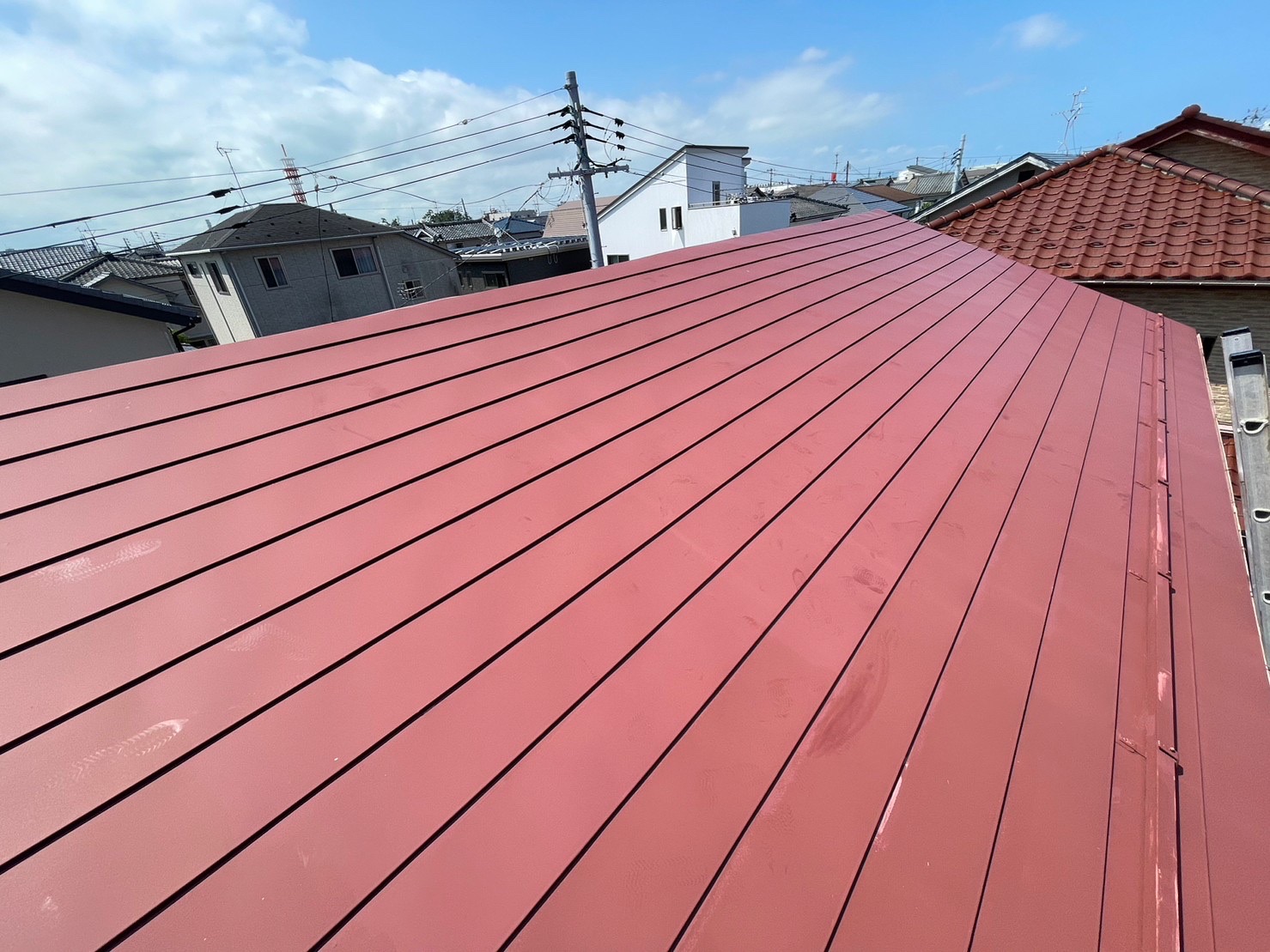 大屋根板金屋根の中央部が膨れ