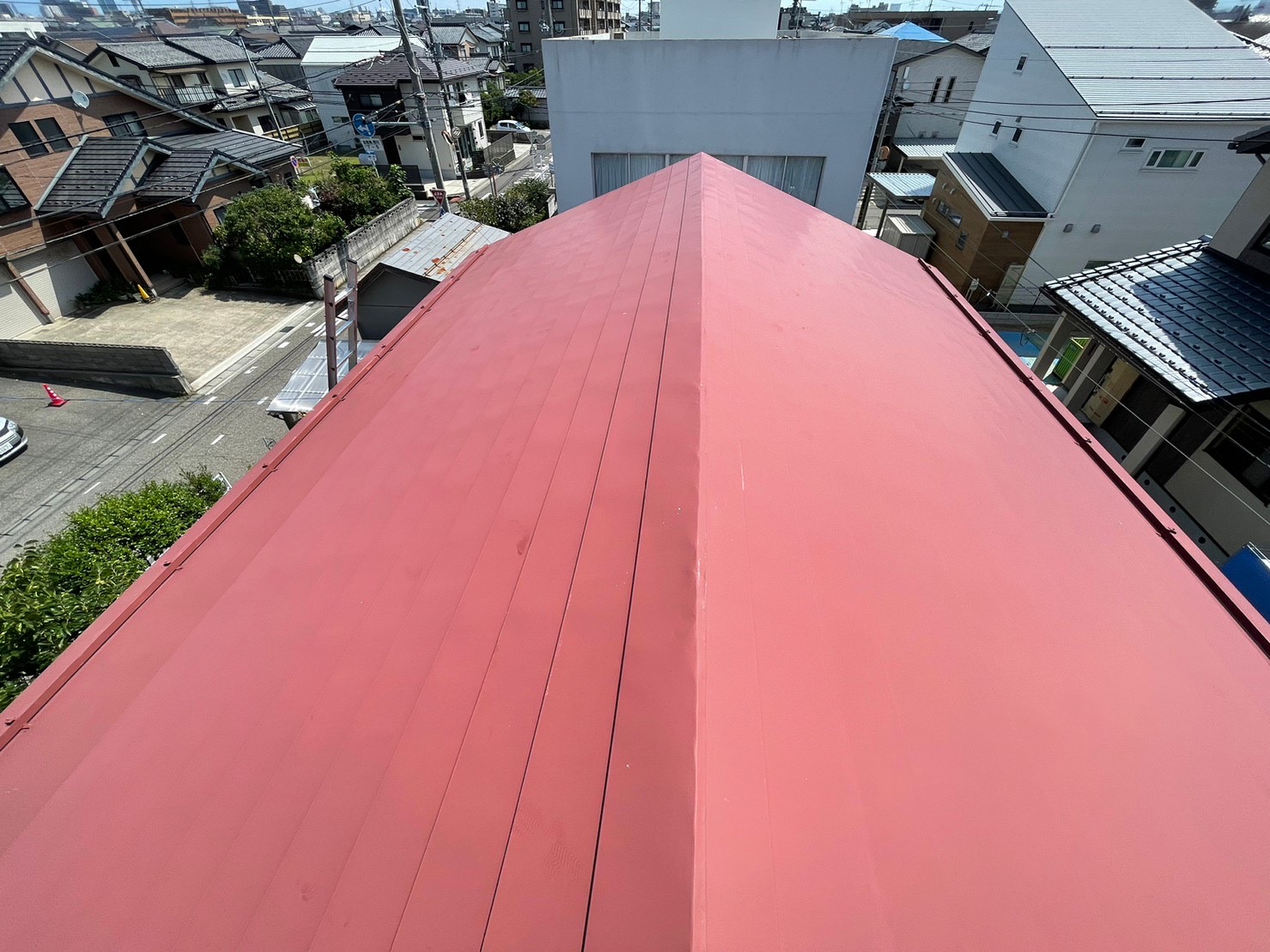 大屋根板金屋根の中央部が膨れ