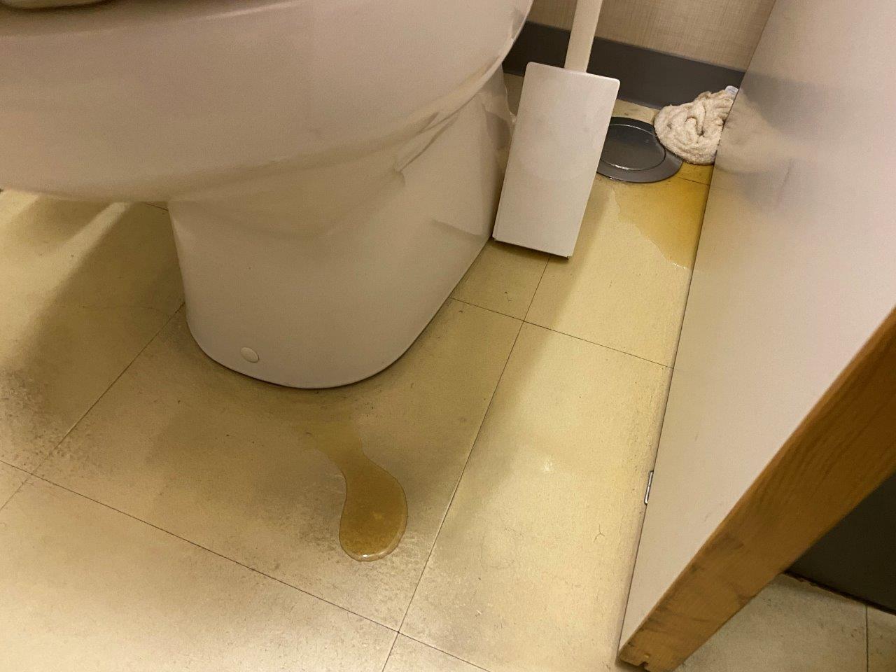 社屋にて室内壁より雨漏れ発生