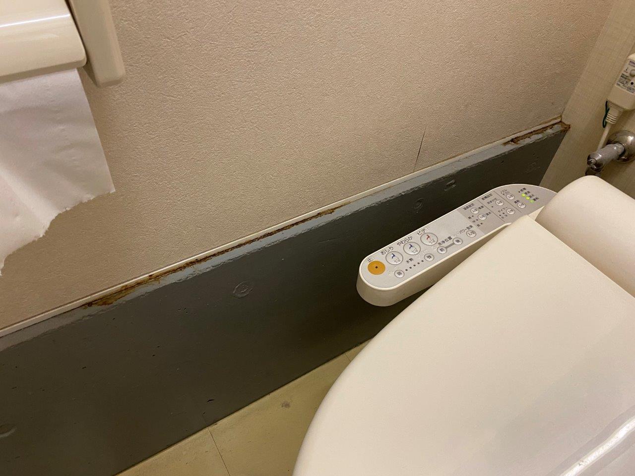 社屋にて室内壁より雨漏れ発生