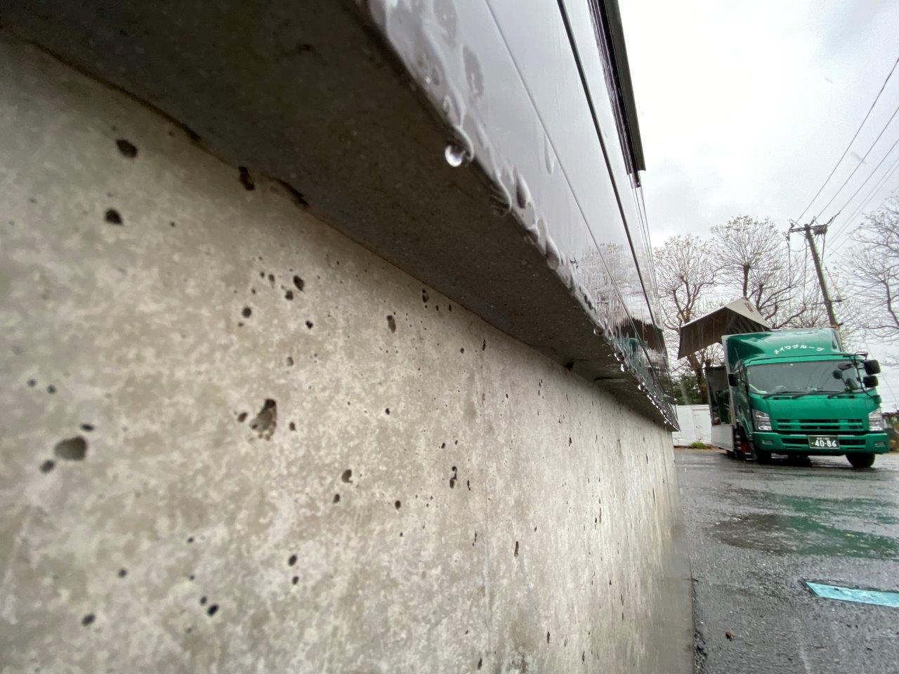 社屋にて室内壁より雨漏れ発生
