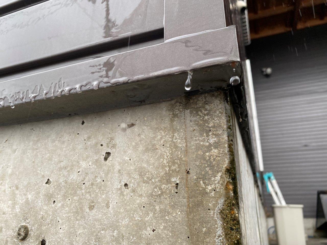 社屋にて室内壁より雨漏れ発生