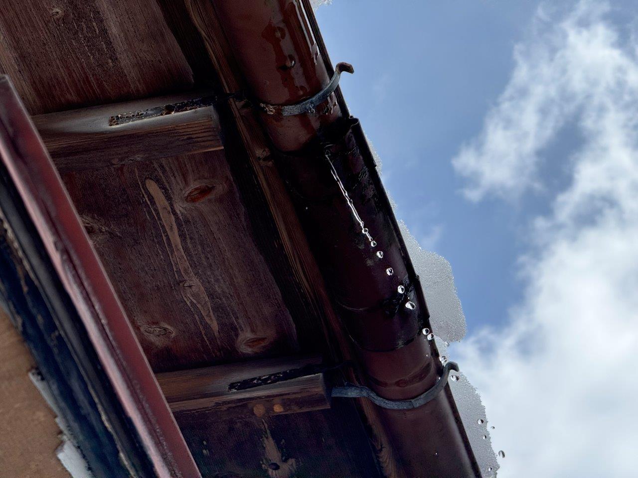 軒樋の継ぎ手から水漏れ　現地調査