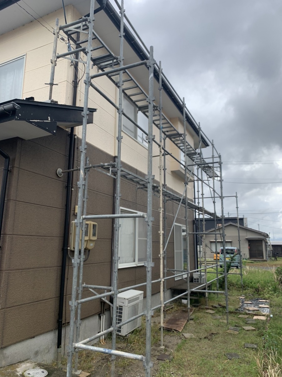 強風によって集水器が外れ軒樋破損