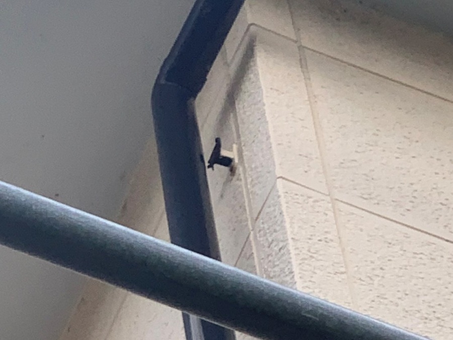 強風によって集水器が外れ軒樋破損