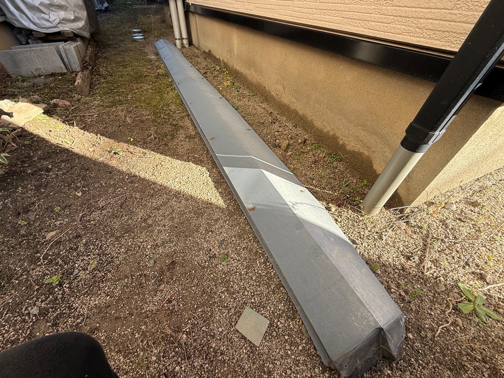 地上に落下していた棟板金